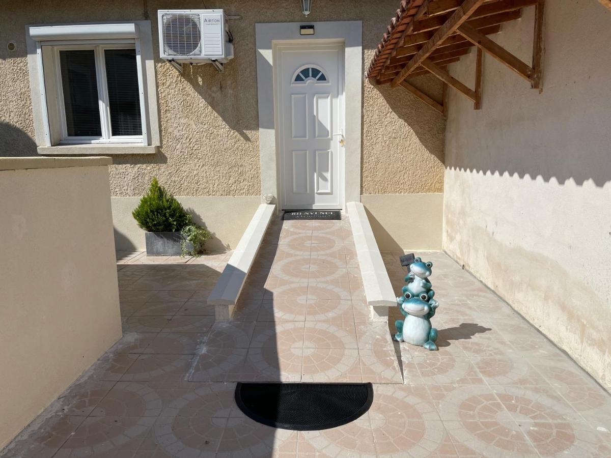 Studio Les Petits Lutins Entraigues-sur-la-Sorgue Exterior foto